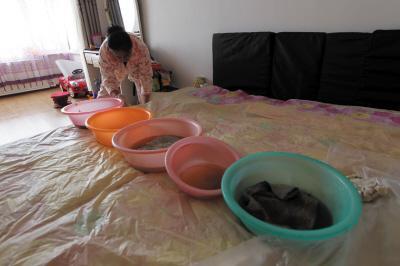 东辽楼上漏水，住户失联，小区没物管，业主维权难！律师来支招……